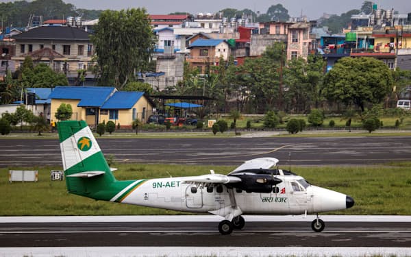 消息を絶ったタラ航空が運航する小型旅客機（4月、ネパールのポカラ空港）＝ロイター