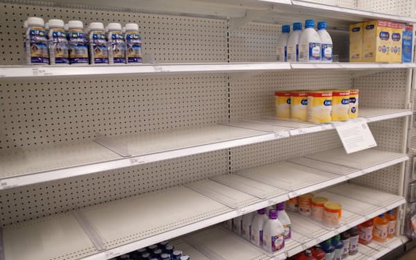 最大手のアボット・ラボラトリーズが生産する粉ミルク「シミラック」は主力工場の閉鎖とリコールで店頭から消えた（米カリフォルニア州、5月25日）=ロイター