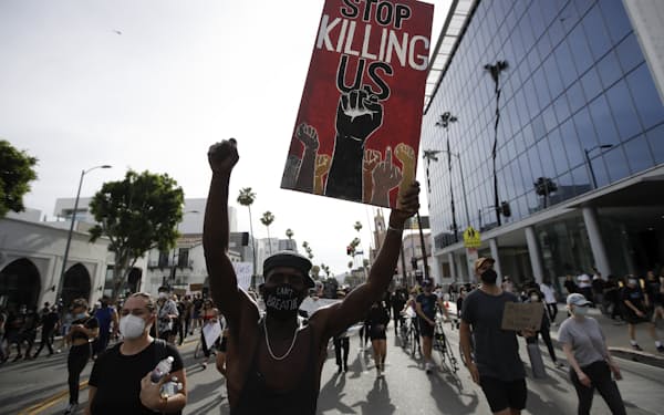 フロイドさん暴行死事件を受け、人種差別に抗議して行われたデモ行進（20年６月、ロサンゼルス）＝ＡＰ