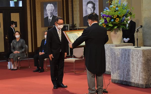 愛知県名誉県民顕彰式で顕彰状を受け取るトヨタ自動車の豊田章男社長