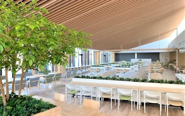 東朋テクノロジーの新工場棟に設けられた食堂スペース（愛知県稲沢市）