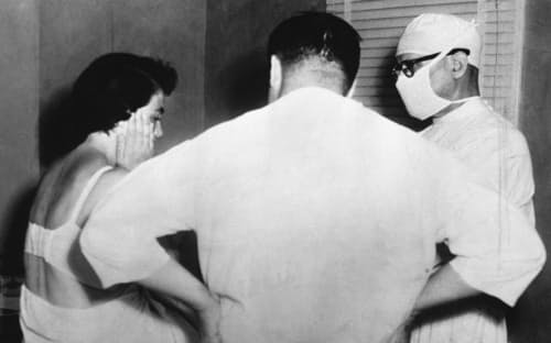 この写真で患者を診察する外科医のジョージ・T・ストローザー（右）は、1954年にバージニア州法に違反して人工妊娠中絶を行った罪で逮捕された。（BETTMANN, GETTY IMAGES）