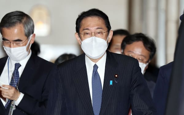 参院予算委での質疑を終え、国会を出る岸田首相（30日）