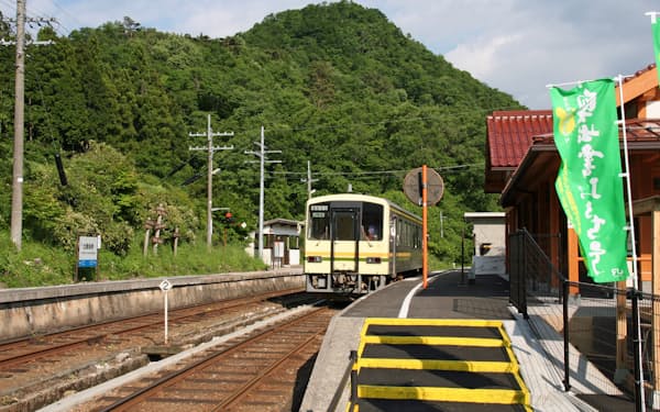 「スイッチバック」で知られるJR西日本・木次線の出雲坂根駅。ホームの後方にも線路が延びているように見えるが、すぐに行き止まりとなる。2010年6月9日に筆者撮影