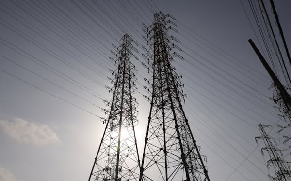 最終保障供給の電気料金が割安な状況を見直す（愛知県日進市の送電線と鉄塔）
