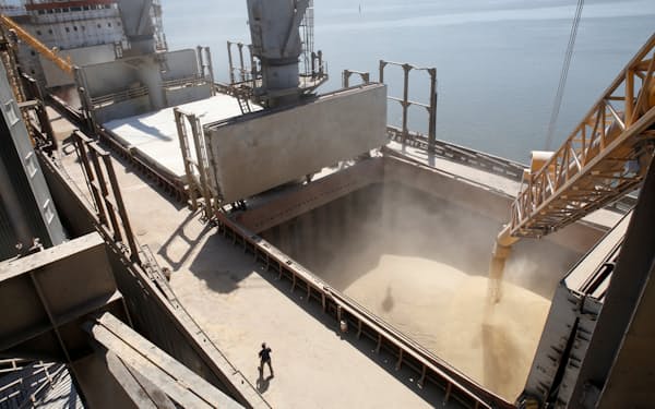 ウクライナ南部ミコライウの港で船に積み込まれる大麦（2013年）＝ロイター