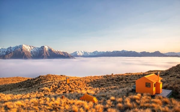ニュージーランドのウエストコースト地方にある「マウント・ブラウン・ハット」までは、ハイキングで7時間かかる。ここは、ニュージーランド自然保護局（DOC）が管理する多くの山小屋の1つ（PHOTOGRAPH BY NICKSPLACE, GETTY IMAGES）