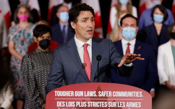 銃規制の強化について説明するカナダのトルドー首相（30日、首都オタワ）＝ロイター