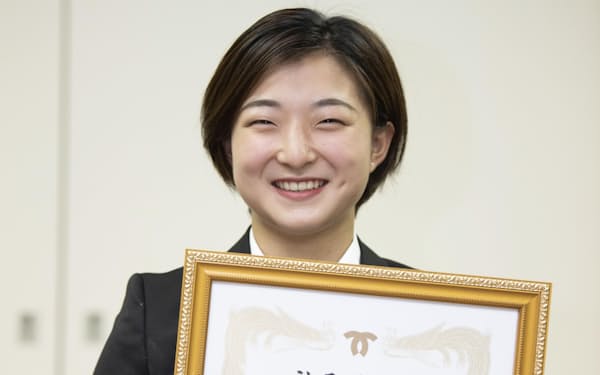 「神戸栄誉賞」などの表彰を受け、笑顔で撮影に応じるフィギュアスケート女子の坂本花織（31日、神戸市役所）＝共同