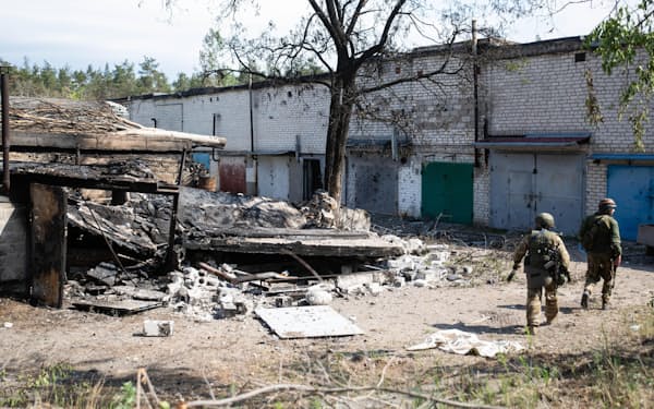 ウクライナ東部ルガンスク州セベロドネツクの損壊した建物（29日）=タス・共同