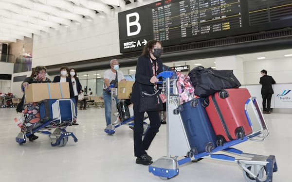 外国人観光客の受け入れ再開に向けた実証事業で、成田空港に到着した米国からの旅行者（24日）