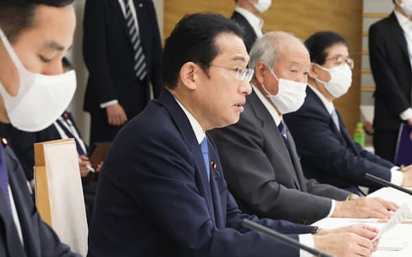 経済財政諮問会議で発言する岸田首相（31日、首相官邸）