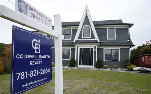 ３月も住宅価格は上昇が続いた（売り家の看板を掲げた住宅、米マサチューセッツ州）＝AP