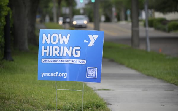 米労働市場の需給は依然として逼迫している(米フロリダ州の求人広告)=AP