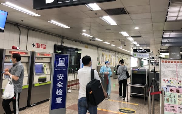 再開した地下鉄の改札では係員がPCR検査の陰性証明を確認している（1日午前、上海市）