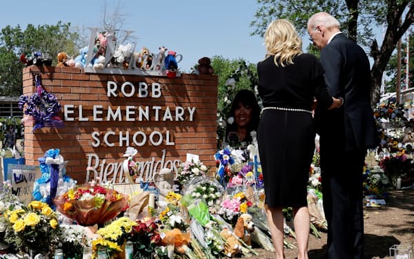 バイデン大統領夫妻は29日、銃乱射事件が起きたテキサス州の小学校を訪問した。米国では、2004年に半自動小銃の販売を禁じる時限立法が失効して以来、銃乱射事件が増加している＝ロイター