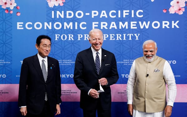 インド太平洋経済枠組み（ＩＰＥＦ）の始動イベントで談笑する岸田首相、バイデン米大統領とモディ・インド首相（23日、東京・港区）＝ロイター