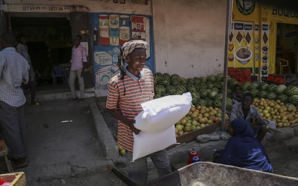 欧州連合による対ロシア制裁は、アフリカ諸国の食料事情に影響を及ぼすことが懸念されている（ソマリアの首都モガディシオ）＝ＡＰ