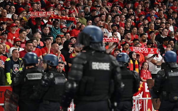 28日のサッカーの欧州チャンピオンズリーグ決勝戦。英国政府はリバプールファンに対する仏警察の対応に「深く失望している」と非難した＝ロイター