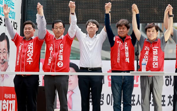 韓国地方選で候補者を応援する保守系与党「国民の力」の李俊錫代表（中央、5月30日、韓国・京畿道河南市）
