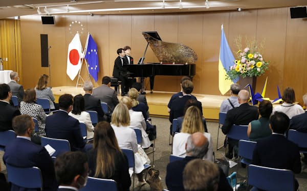 駐日欧州連合代表部が開いたウクライナを支援するチャリティーコンサート（1日夜、東京都港区）＝共同