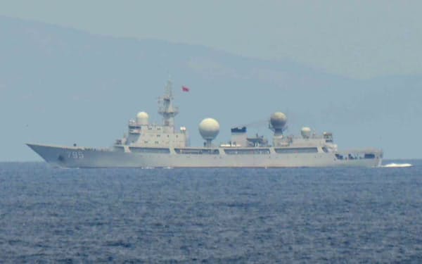 　大隅海峡を通過した中国海軍の情報収集艦＝19日（防衛省提供）