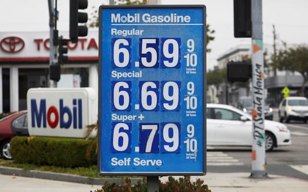 大半の地区で物価上昇が続く（米カリフォルニア州のガソリン給油所、2022年5月）＝ロイター