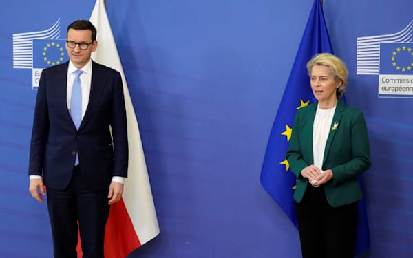 ポーランドのモラウィエツキ首相㊧とフォンデアライエン欧州委員長（3月、ブリュッセル）=ロイター