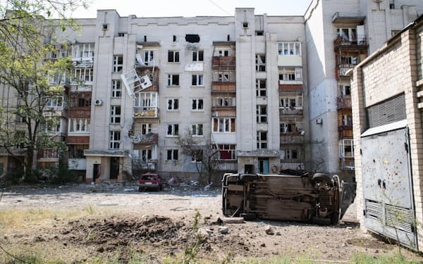 砲撃で破壊されたウクライナ東部ルガンスク州の要衝セベロドネツクの建物（29日）=タス・共同