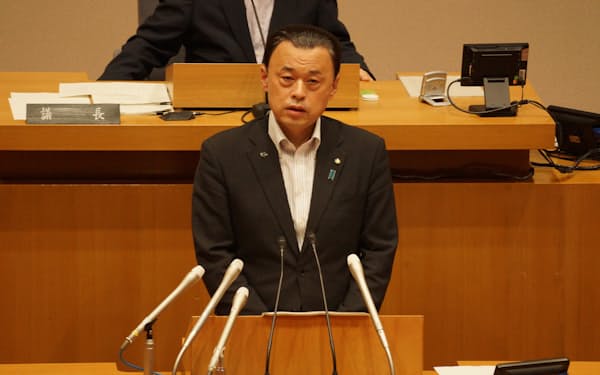 県議会で島根原発２号機の再稼働への同意を表明する丸山知事（２日午前）