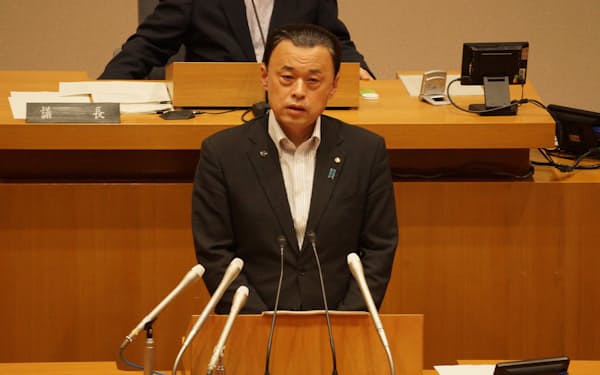 県議会で島根原発2号機の再稼働への同意を表明する丸山知事(2日午前)