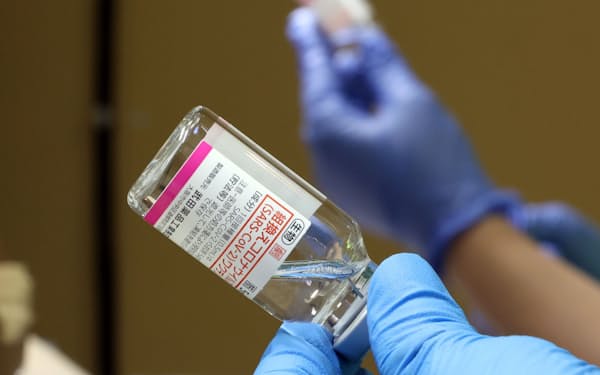 大阪市の集団接種会場で接種が始まったノババックスの新型コロナウイルスワクチン（１日午前、大阪市浪速区）