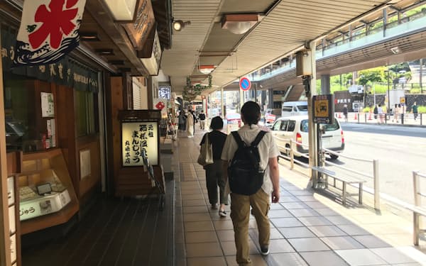 箱根湯本駅前の商店街（２日、箱根町）