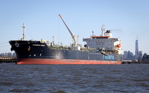 ロシアが2月下旬にウクライナに侵攻した頃にロシアを出港し、米国の港に停泊する原油タンカー。ロシアの石油を積んだ複数のタンカーが洋上にあるとされる=ロイター