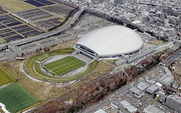 札幌市は23年度以降の札幌ドームの収支見通しを公表した（共同通信社ヘリから）