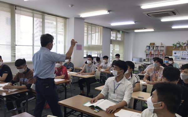 5月に入国した実習生が日本語を学ぶ(福岡県大野城市)