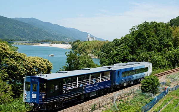 列車には「藍よしのがわトロッコ」の車両を使う（JR四国のホームページから）