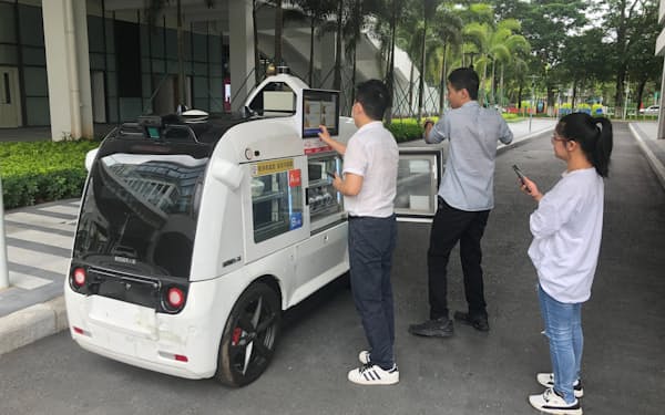 新石器慧通科技が運用する無人配送車（1日、広東省広州市）