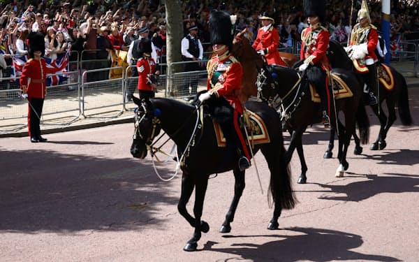 2日、ロンドンでのパレードで乗馬する英国のチャールズ皇太子とウィリアム王子ら＝ロイター