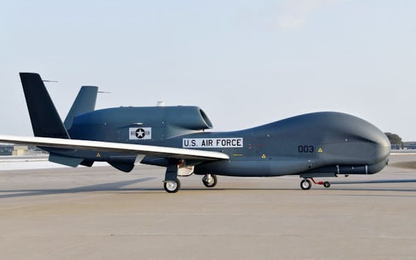 青森県の航空自衛隊三沢基地に到着した米国製無人偵察機グローバルホーク（3月、空自のツイッターから）=共同