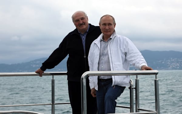
米政府はロシアのプーチン大統領（右）が使用していた高級ヨットなどを差し押さえの対象に加えた＝ロイター