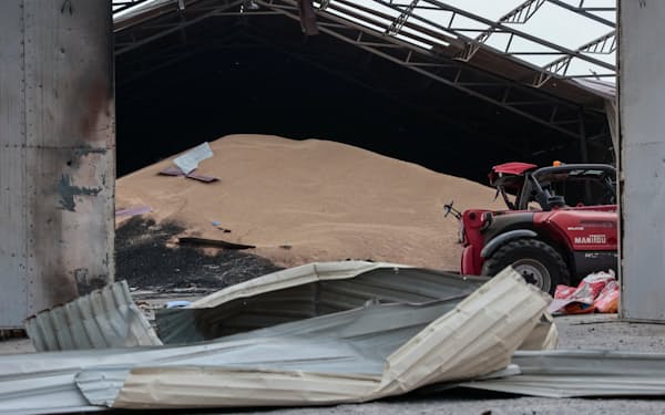 砲撃で破壊されたウクライナ東部ドネツク州の穀物サイロ（5月）＝ロイター