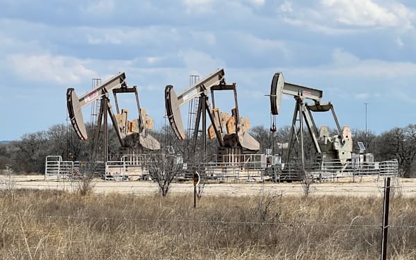 原油相場の上昇圧力は強い（米テキサス州の原油生産設備）