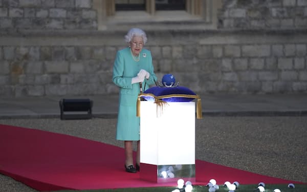 ウィンザー城での点灯式に参加したエリザベス女王（2日、ロンドン郊外）=AP