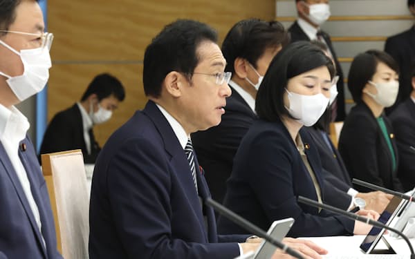 民間資金等活用事業推進会議で発言する岸田首相（3日午前、首相官邸）