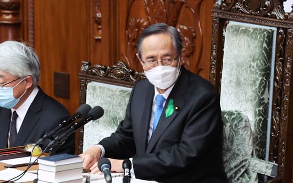 本会議に臨む細田衆院議長(19日)