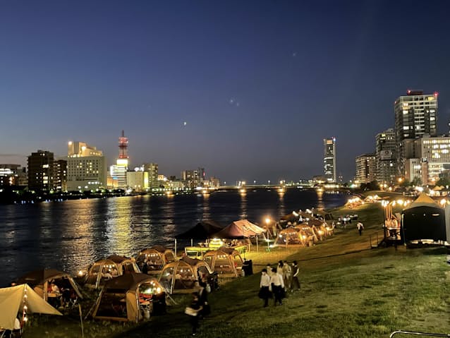 都会で感じる川辺の安らぎ 新潟 キャンプ場風の空間に 日本経済新聞 都会で感じる川辺の安らぎ 新潟 キャンプ場風の空間に 日本経済新聞