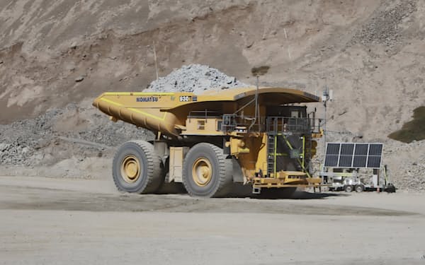 チリの銅鉱山で稼働する無人の超大型ダンプトラック