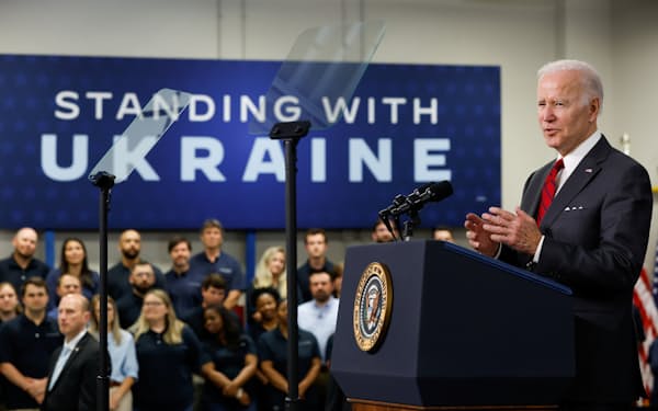 バイデン大統領はウクライナ支援で西側の結束を再び強化するという難しい仕事を抱えている＝ロイター