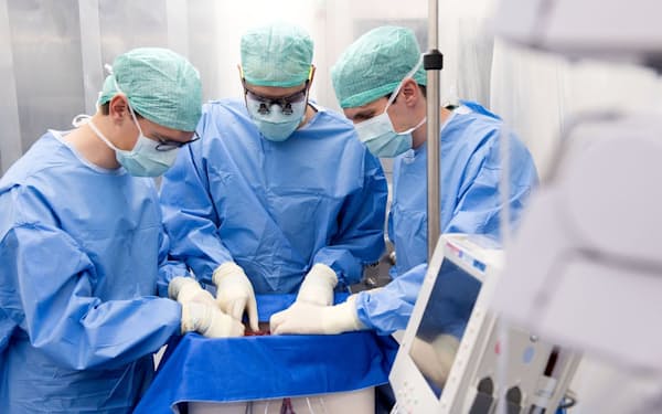 肝臓を独自開発の装置につないで保存した＝チューリヒ大学病院提供